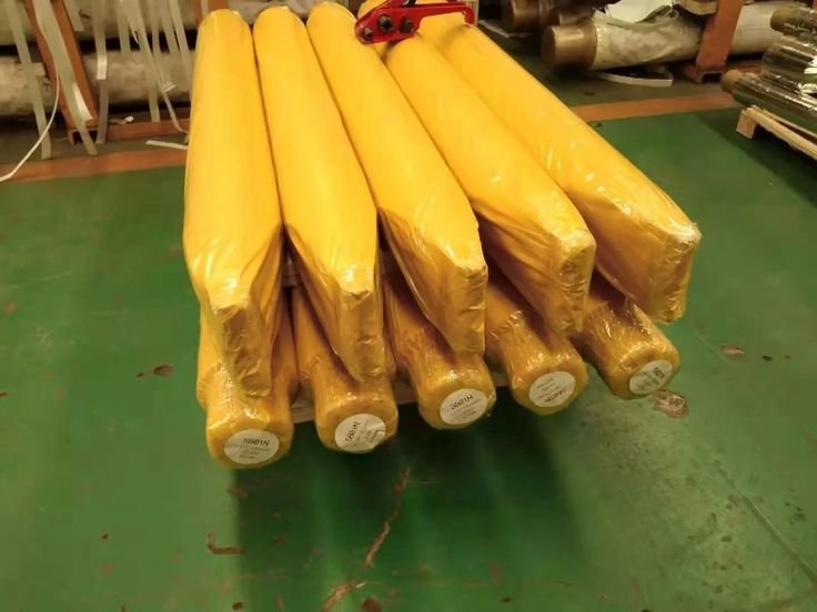 Yellow-wrapped hydraulic rock breaker chisel rods